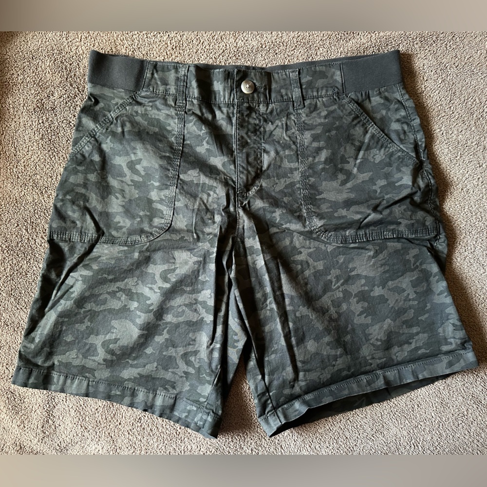 Lee Riders cargo shorts 16W EUC green camo flat stretchy waistband 10” inseam